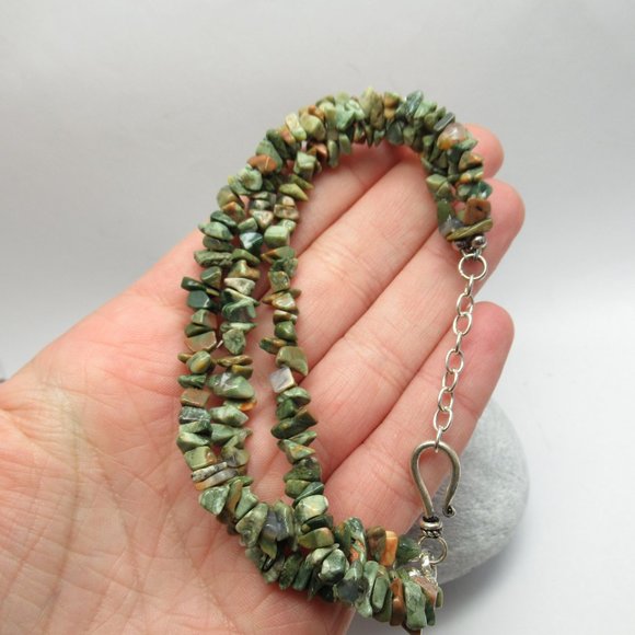 Rhyolite three strand chip bracelet - Picture 4 of 10